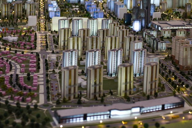 Масштабная модель городского здания с дорогами.