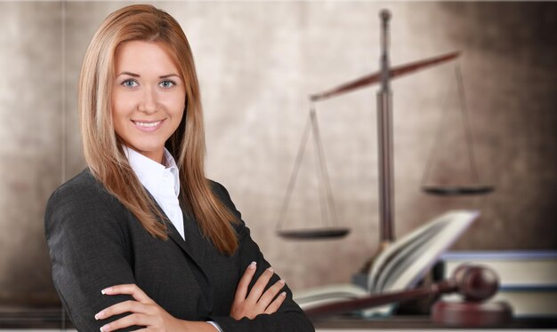 Photo scales of justice and businesswoman sitting at