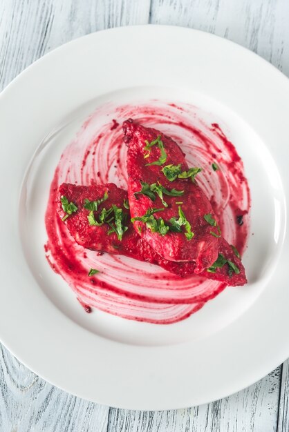 Scaloppini - chicken with beetroot sauce