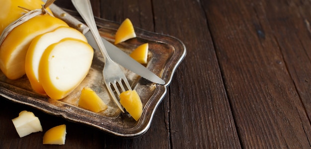 Scamorza, formaggio affumicato italiano tipico sulla tavola di legno