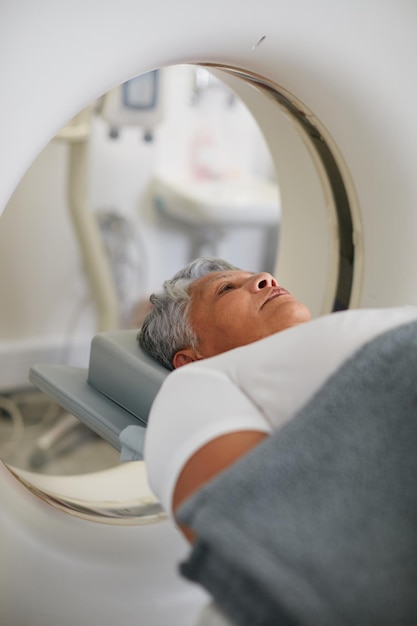 Scan in uitvoering shot van een oudere vrouw die op het punt staat een mri-scan te ondergaan