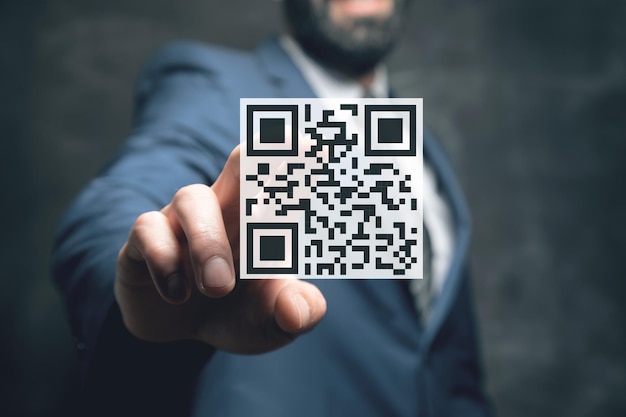 Foto scansiona l'icona del codice qr l'uomo del codice qr di scansione digitale tocca lo schermo