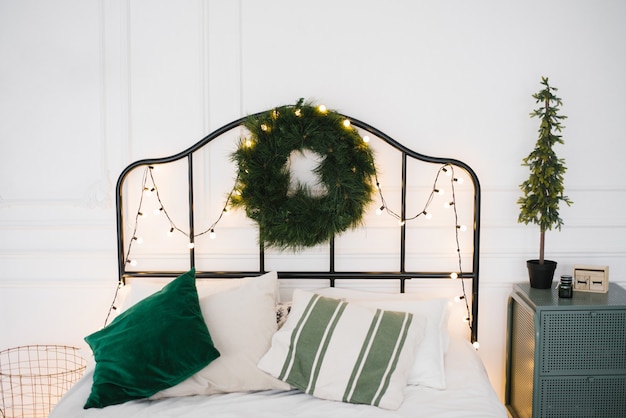 Camera da letto scandinava con lenzuola bianche e verdi