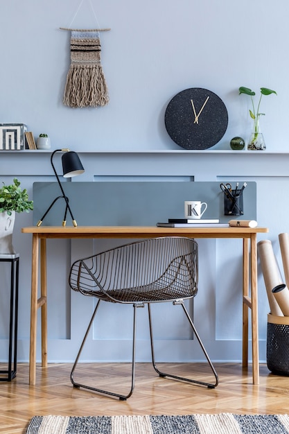 나무 책상 현대 가정 장식 템플릿과 스칸디나비아 홈 오피스 인테리어