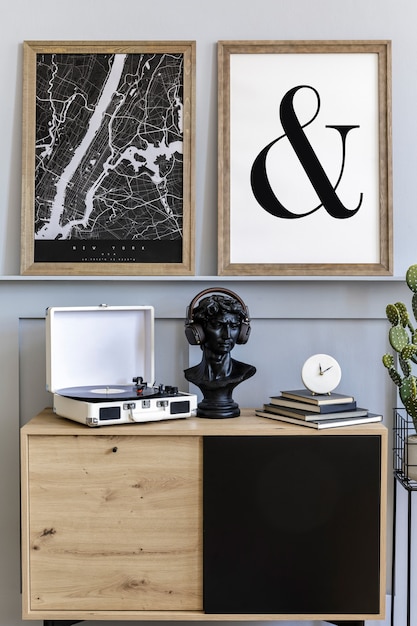 Interni scandinavi del soggiorno con finto registratore in vinile con cornice per poster e accessori