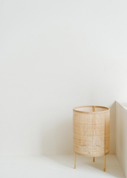 Скандинавский минималистский макет интерьера с белым фоном стены и тенями. Лампа из ротанга