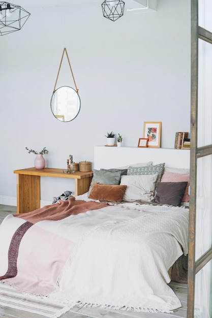 집에서 침실에 스칸디나비아 현대적이고 아늑한 밝은 인테리어