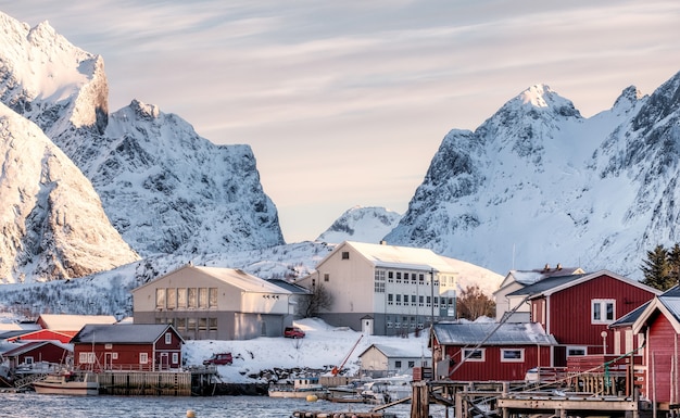 Villaggio scandinavo nella valle nevosa al mattino all'alba