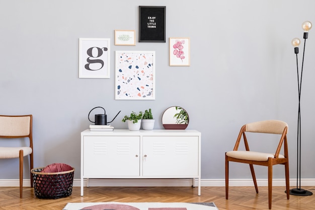 Scandinavisch concept van woonkamerinterieur met mock-up posterframes en accessoires