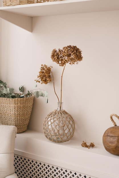 Scandinavisch decor als decoratie in huis Gedroogde hortensia bloemen in een vaas