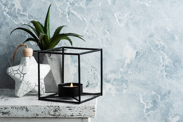 Scandinavisch interieur met brandende kaars en plant