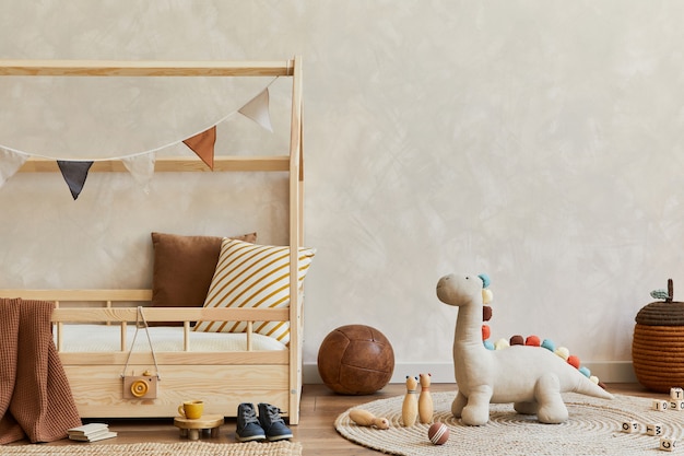 Scandinavisch kinderkamerinterieur met bedspeelgoed en textieldecoraties kopieerruimtesjabloon