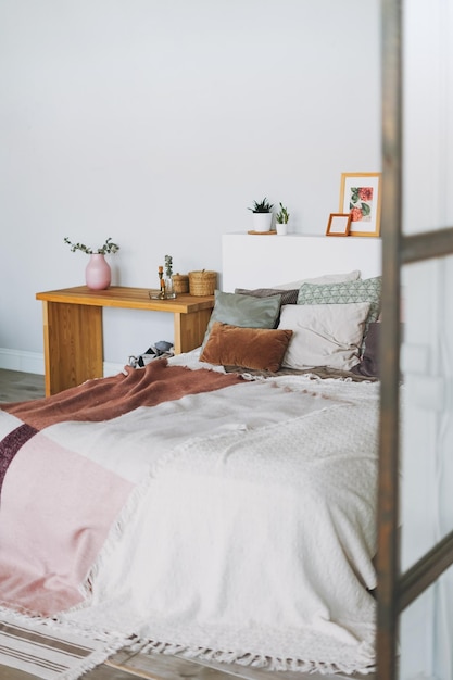 Scandinavisch modern gezellig licht interieur in de slaapkamer thuis