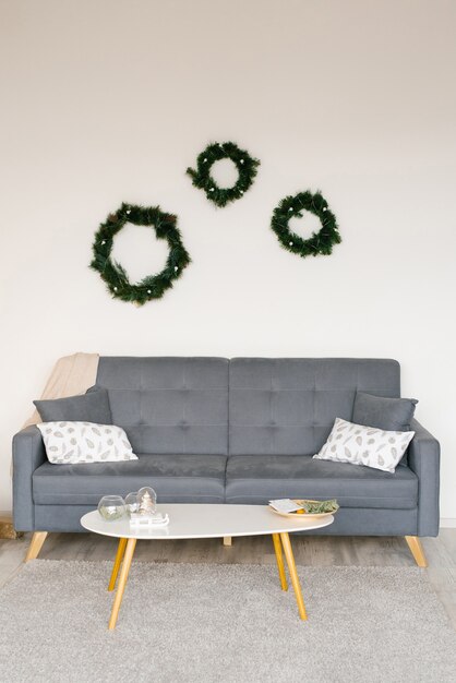 Scandinavisch woonkamerinterieur met bank en kerstversiering