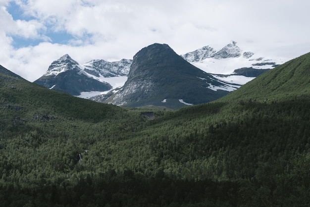 Scandinavische bergen in de wolken Noorwegen