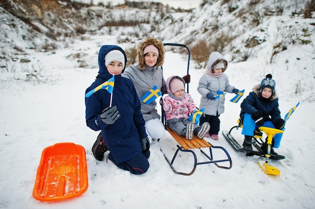 Scandinavische familie met Zweedse vlag in het Zweedse winterlandschap