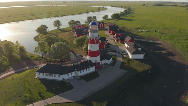 Scandinavische traditionele rode houten huizen aan de oever van het meer in de zomer. Plattelandslandschap in Finland. Rode huizen bij zonsondergang in het vissersdorp