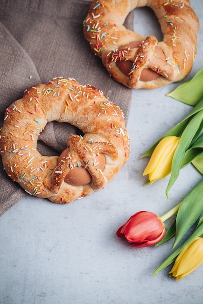 Scarcella, un dolce tradizionale per le vacanze di pasqua in puglia con tulipani colorati