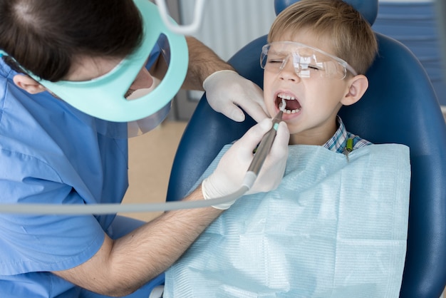 Little boy spaventato dai dentisti