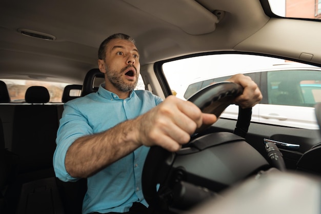 車を運転している怖い人が事故にあった