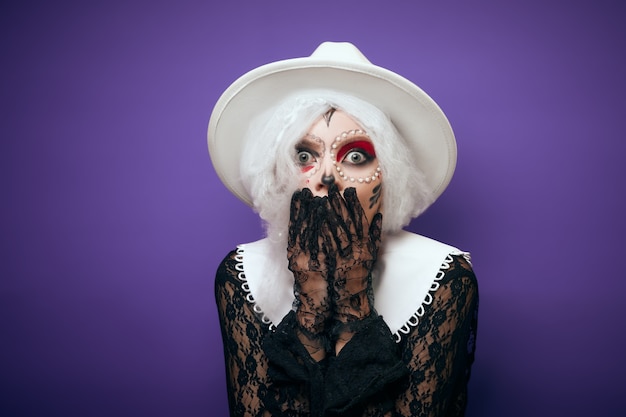 Фото Испуганная удивленная женщина в костюме хеллоуина