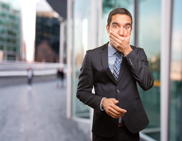 Photo scared young businessman