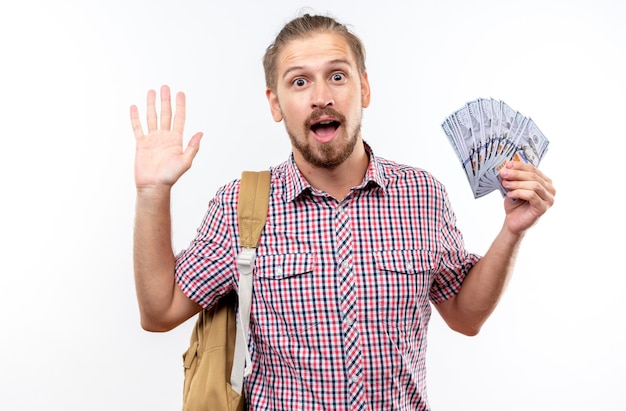 Испуганный молодой парень, студент, носящий рюкзак, держит деньги, показывая приветственный жест