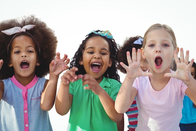 Photo scarey girls with hands raised