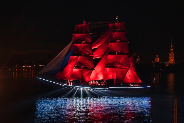 Scarlet Sails op vakantie voor schoolverlaters op de rivier de Neva in Sint-Petersburg