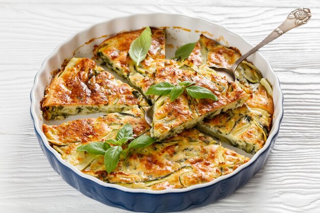 Scarpaccia Italiaanse courgettetaart in een ovenschaal