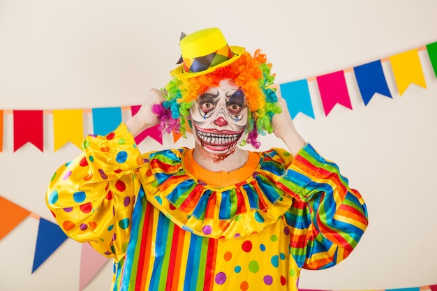 страшный клоун на хэллоуин. Насилие и детский страх