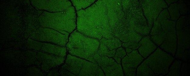 怖いひびの入った壁。暗いぼろぼろの壁。背景の抽象的なセメント。恐ろしいぼろぼろのコンクリートの壁。