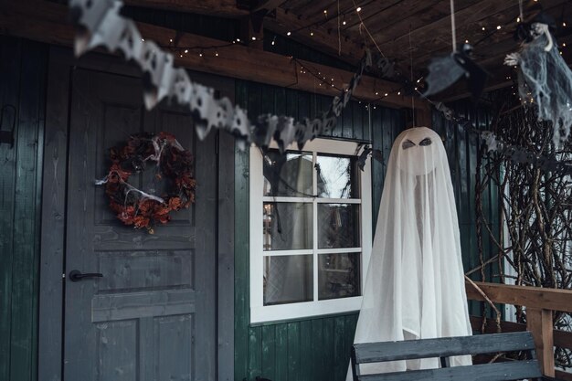 怖い空飛ぶぶら下がっているおもちゃの幽霊ハロウィーンの休日のための路上で屋外のポーチの装飾古い葉からのコウモリの花輪DIY ホームストリートデコレーション子供ホラー雰囲気のための娯楽