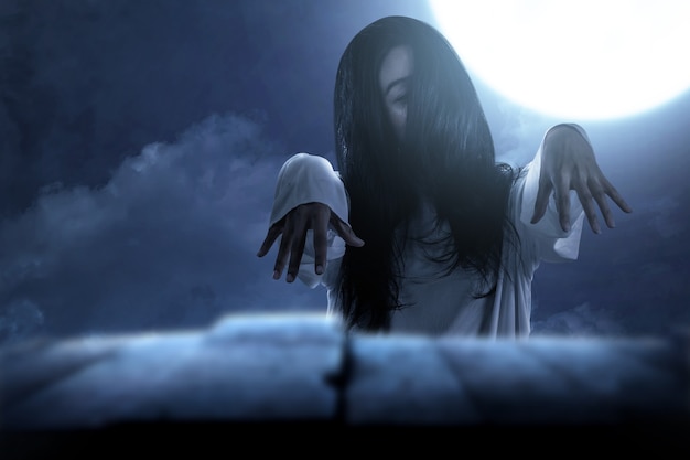 Donna fantasma spaventosa in piedi con sfondo scena notturna. concetto di halloween