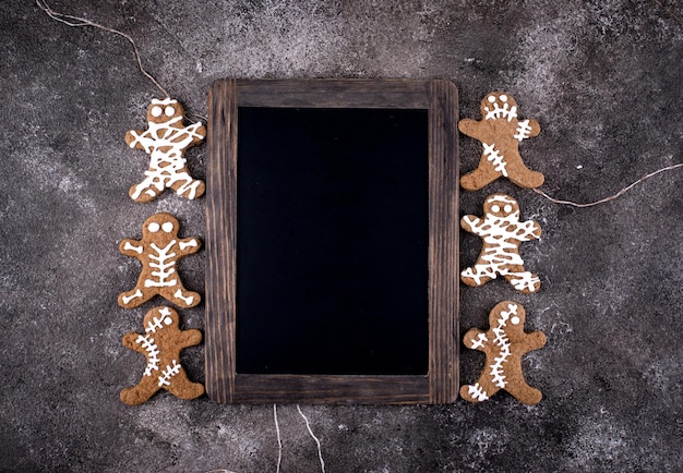 Biscotti spaventosi di halloween a forma di mummia