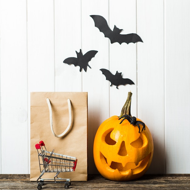 Фото Страшная тыква хеллоуина с летучими мышами на белизне.
