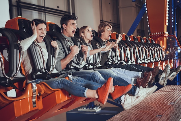 Foto momenti spaventosi di amici in lunapark.