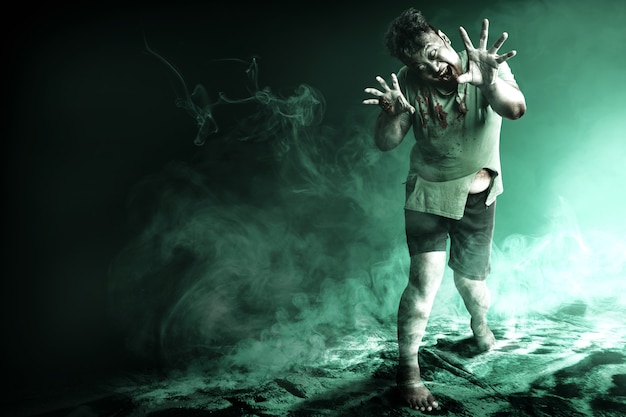 Zombie spaventoso con sangue e ferita sul suo corpo che cammina su sfondo scuro