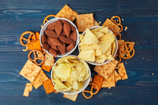 Photo scattered beer snacks assortment