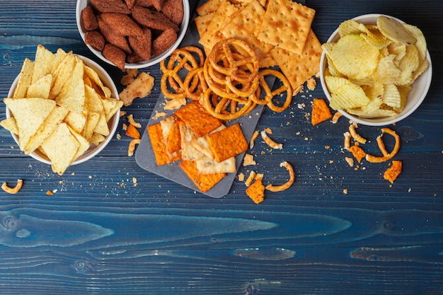 Foto assortimento di snack di birra sparsi