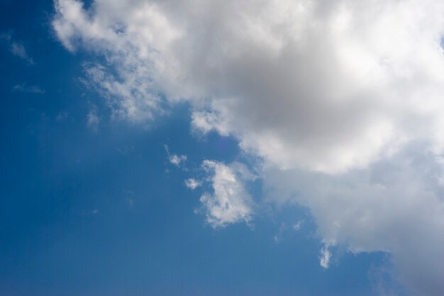 青い空、白い雲と青い空の背景に散在する雲のクラスター、