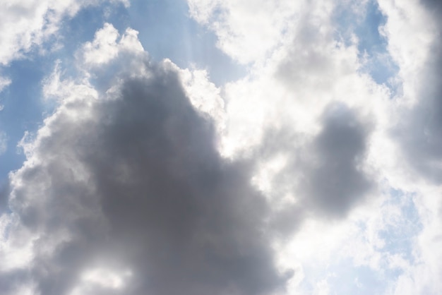 青い空、白い雲と青い空の背景に散在する雲のクラスター、