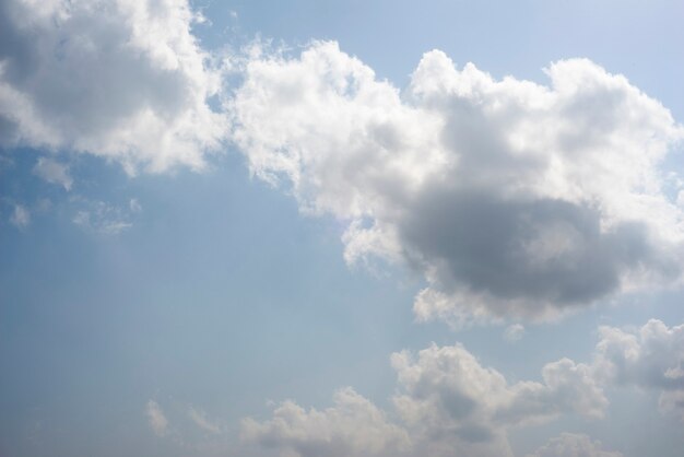 青い空、白い雲と青い空の背景に散在する雲のクラスター、