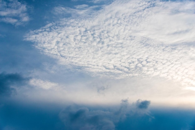 白い雲と青い空青い空を背景に散在する雲の塊