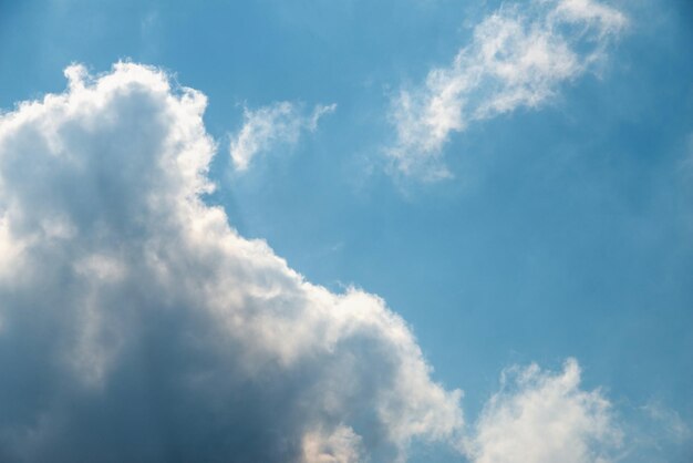 흰 구름과 푸른 하늘 푸른 하늘 배경에 흩어진 구름 클러스터
