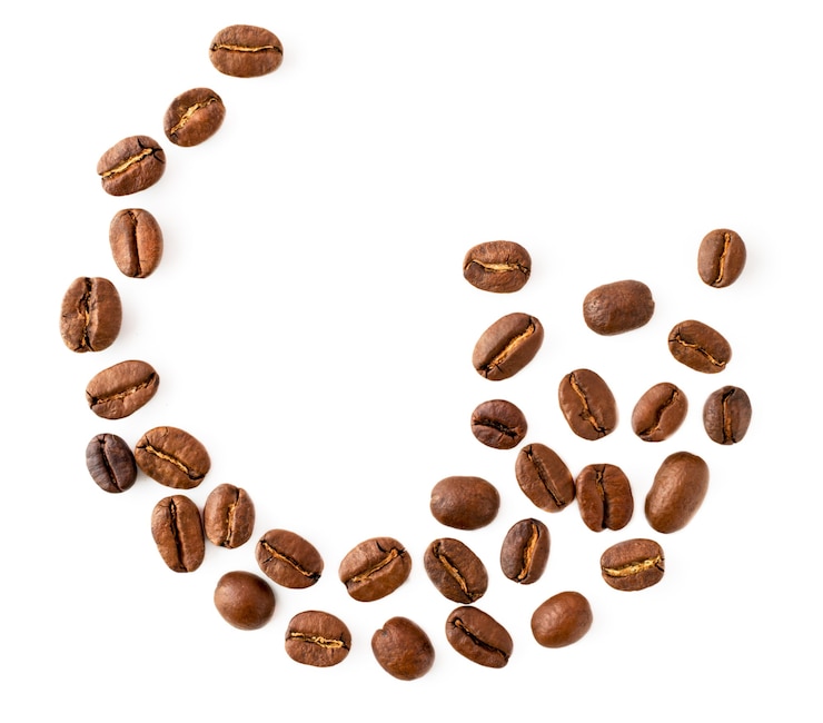Photo scattered coffee beans on white