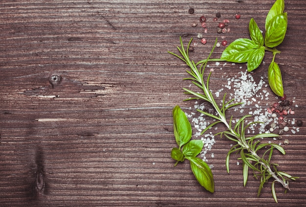 Photo scattered herbs and salt