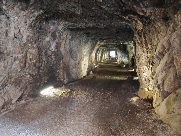 暗い洞窟のトンネル通路周辺のシーン