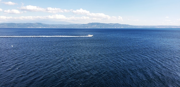 Сцена голубого неба и морской пейзаж