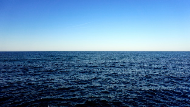 Una scena di cielo blu e vista sul mare